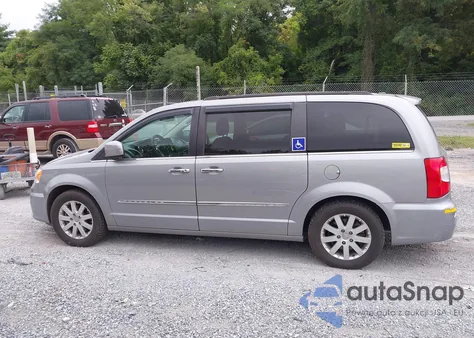 2015 Chrysler Town & Country Touring z USA, uszkodzony, nr VIN 2C4RC1BG6FR726460